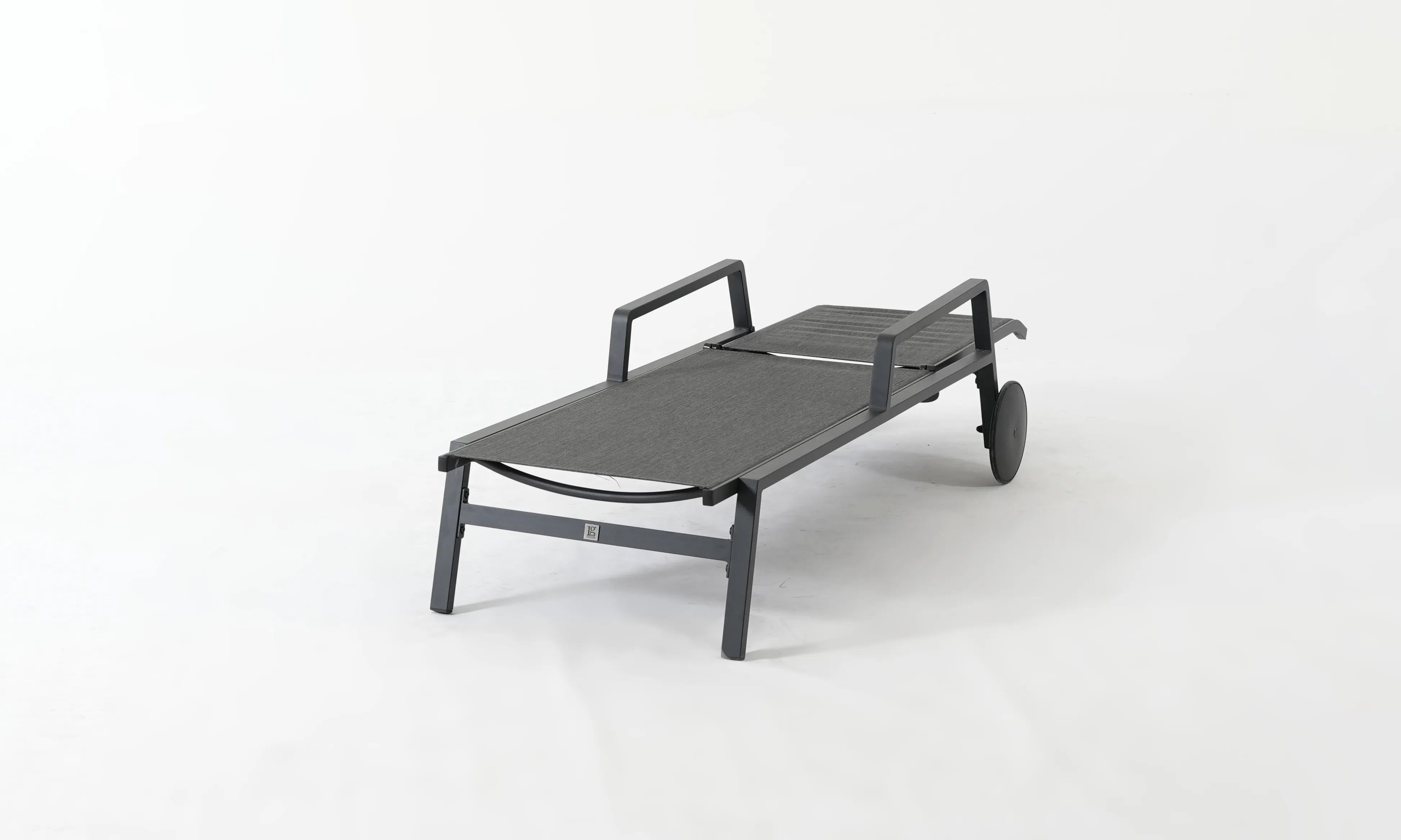 Sun Lounger – Modern Aluminum Relaxation